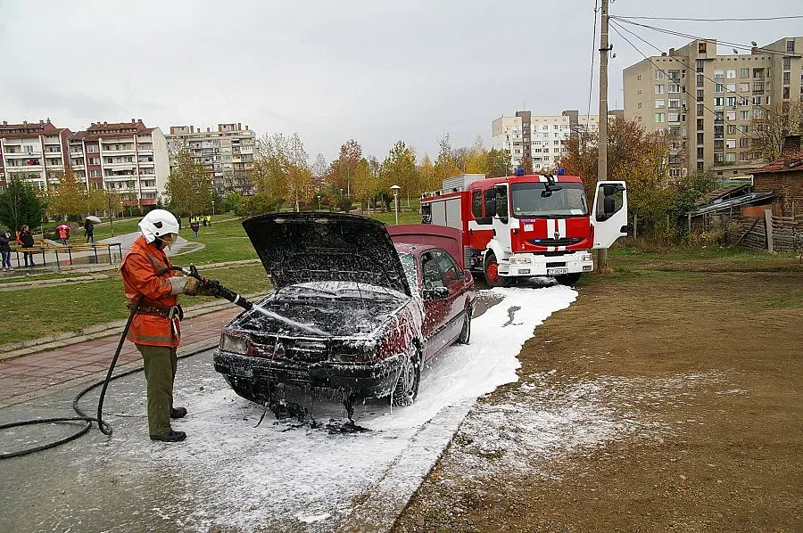 Автомобил се самозапали в движение в Казанлък