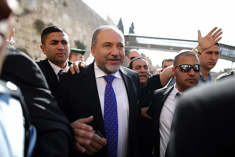 Авигдор Либерман се връща в израелския кабинет