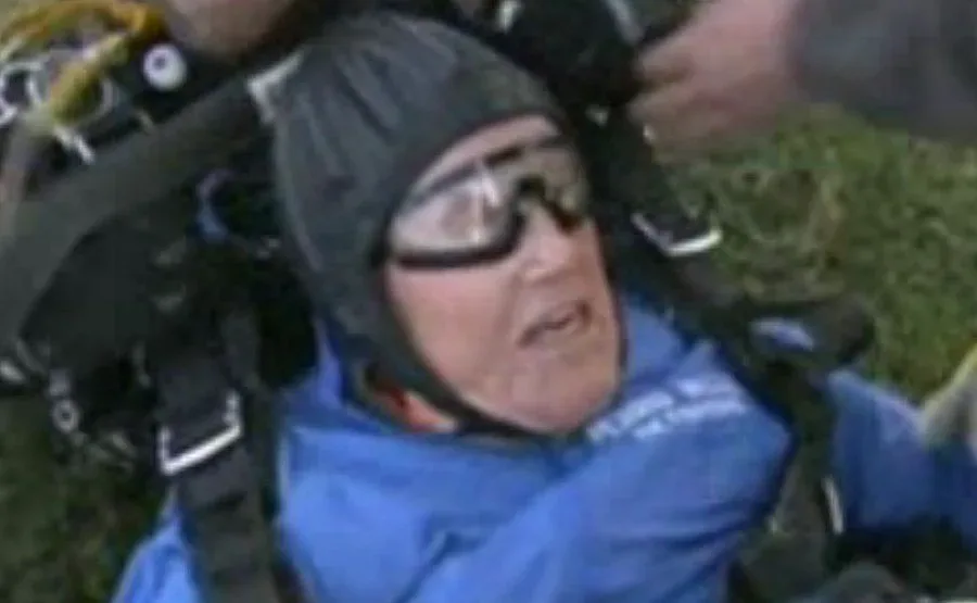 100-годишен скочи с парашут за рождения си ден