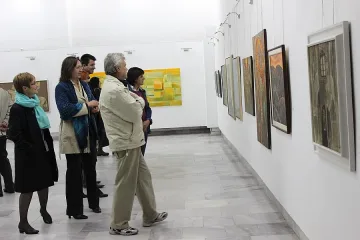 Петима набори подредиха картини в обща изложба
