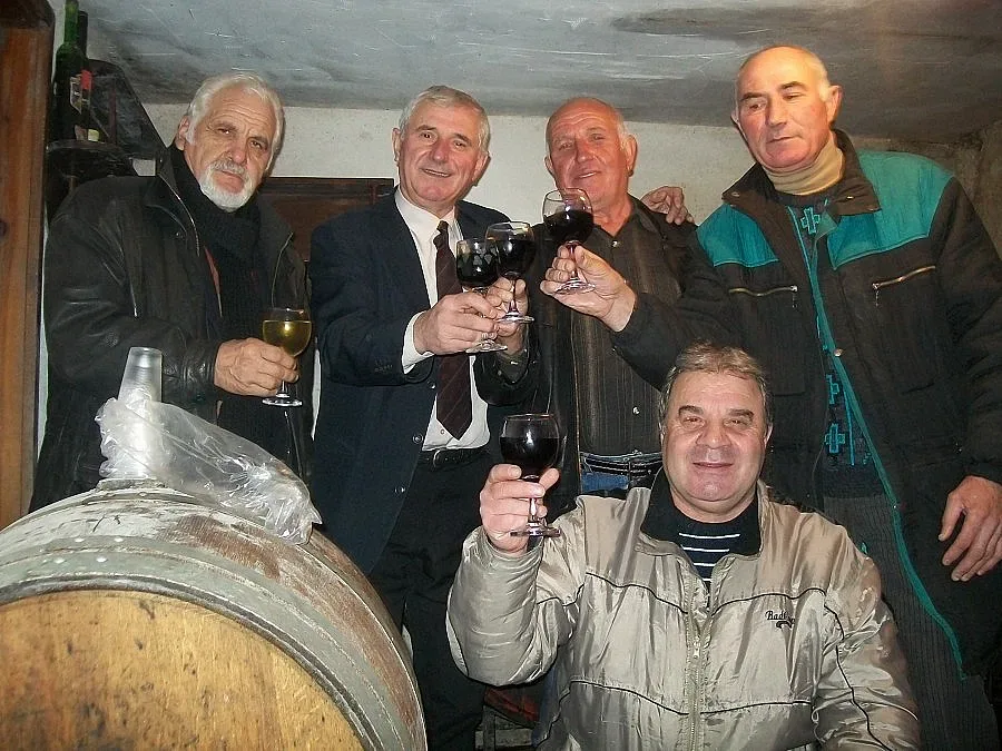 Винената партия е близо до масите и бъчвите