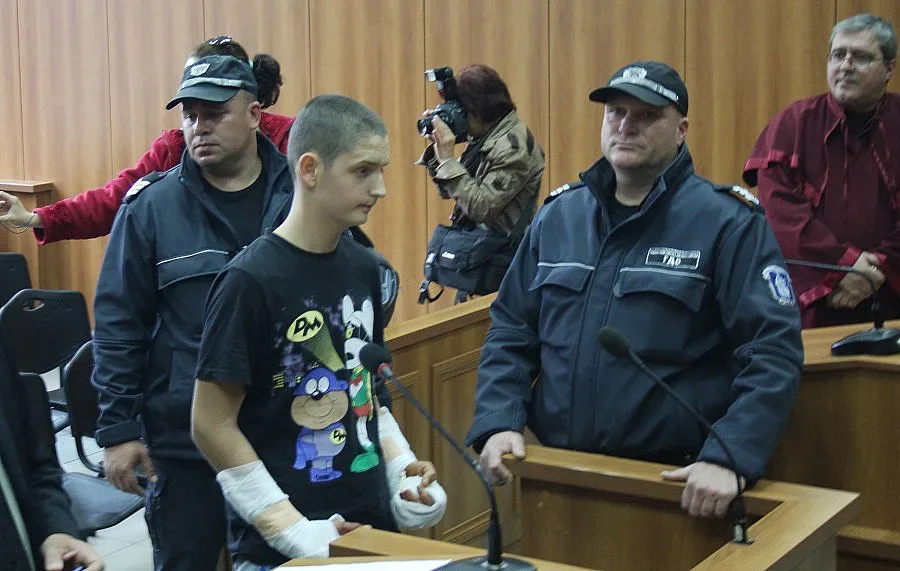 Решетки за касапина Иван, скри се от срам