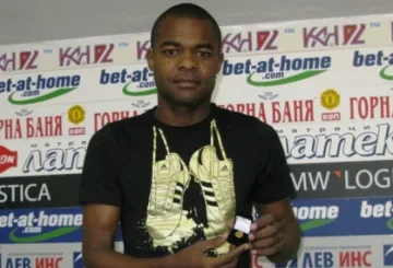 Вдигнаха Марки за "Славия"