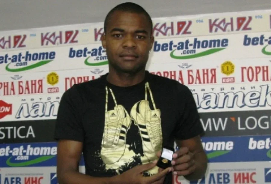 Вдигнаха Марки за "Славия"