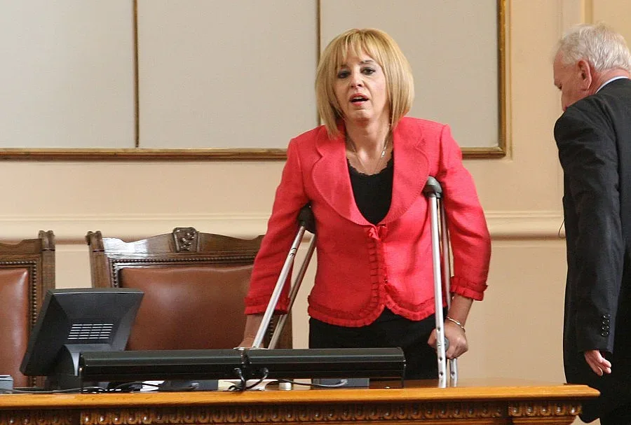 Мая Манолова влезе с патерици в Парламента