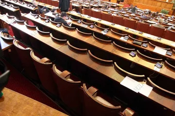 Депутати без 2/3 от парите за ден, ако отсъстват без причина