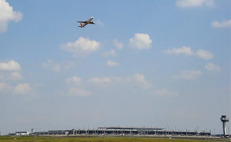 Самолет кацна аварийно заради пиян фен на ЦСКА Москва