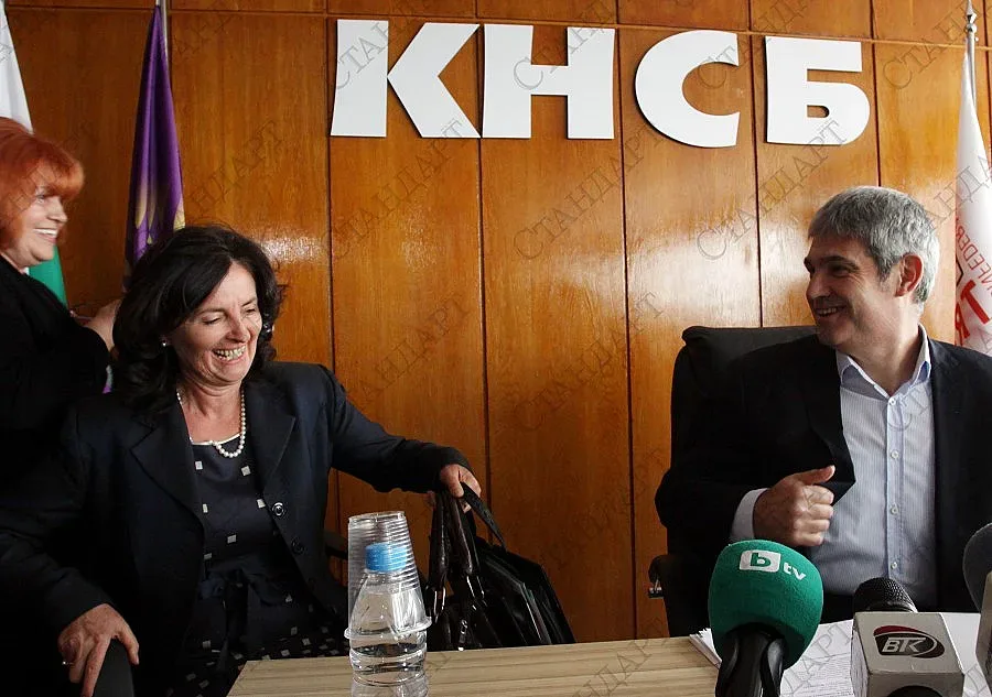 Тояга и морков за чиновниците