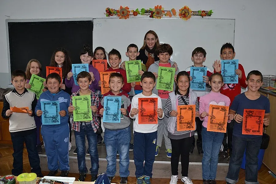 Учителка раздава оскари за четене