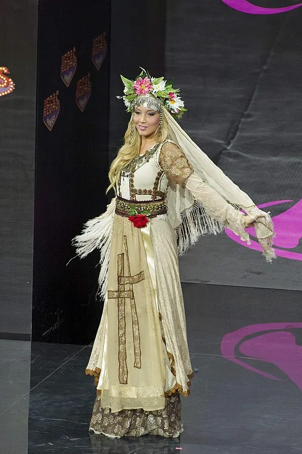 Мис България дефилира с носия в Москва