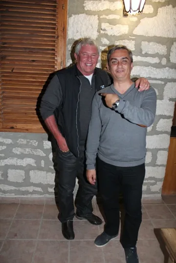 Том Беринджър хапва миди в Каварна