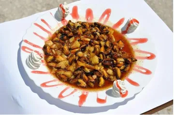 Том Беринджър и съпругата му очаровани от миден десерт