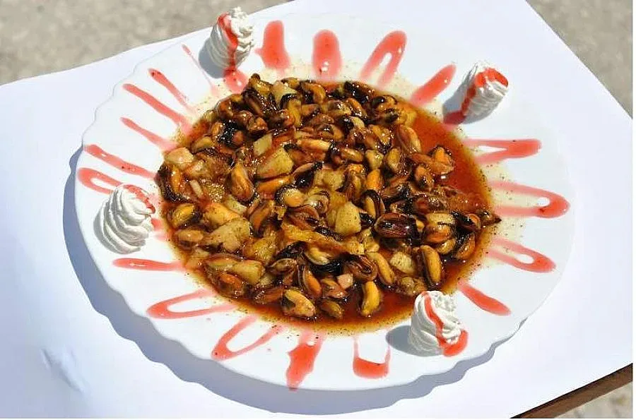 Том Беринджър и съпругата му очаровани от миден десерт