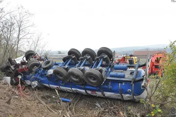 Цистерна се обърна в крайпътна канавка