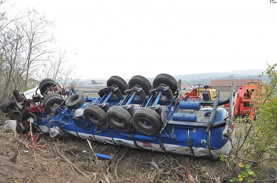 Цистерна се обърна в крайпътна канавка