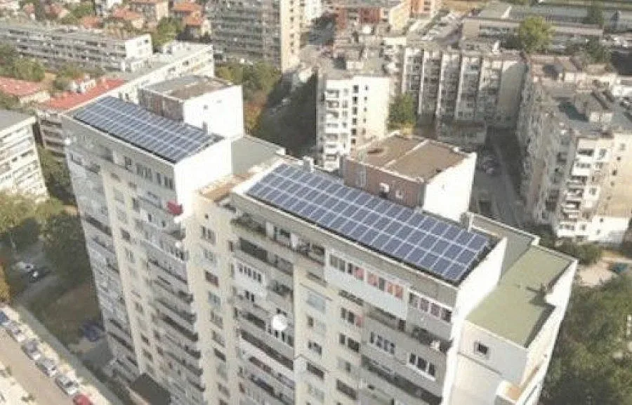 Панелка се топли с ток от слънцето