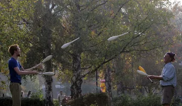 На запад слънцето прозира, на изток облачно