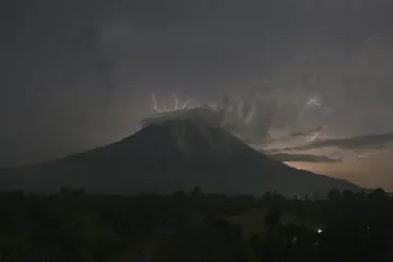 Синабунг изригна отново