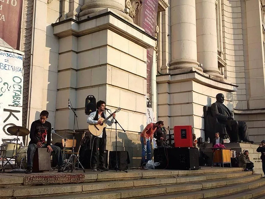 Стълбите на Ректората станаха сцена за концерт