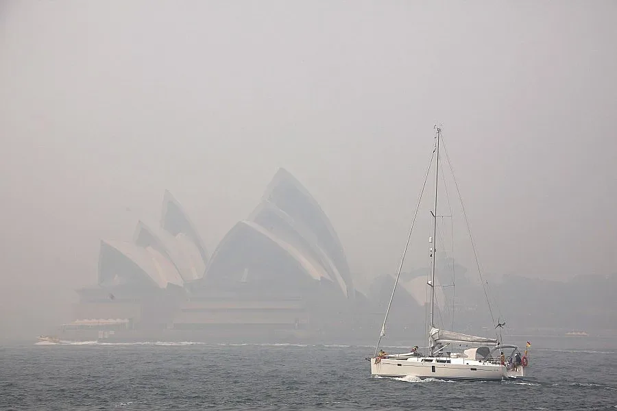 Сидни потъна в пушек и сажди