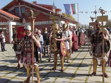 Депутати и кметове стреляха с арбалет на античен фестивал