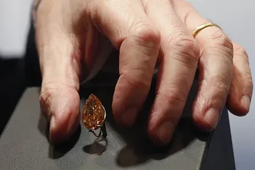 Продават два диаманта за $80 милиона