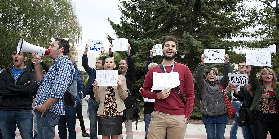 Студенти от УНСС причакаха Орешарски