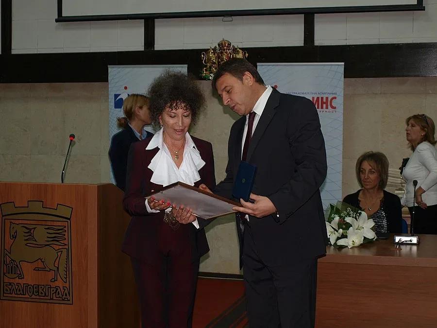Наградиха с плакет бивша солистка на ансамбъл „Пирин"