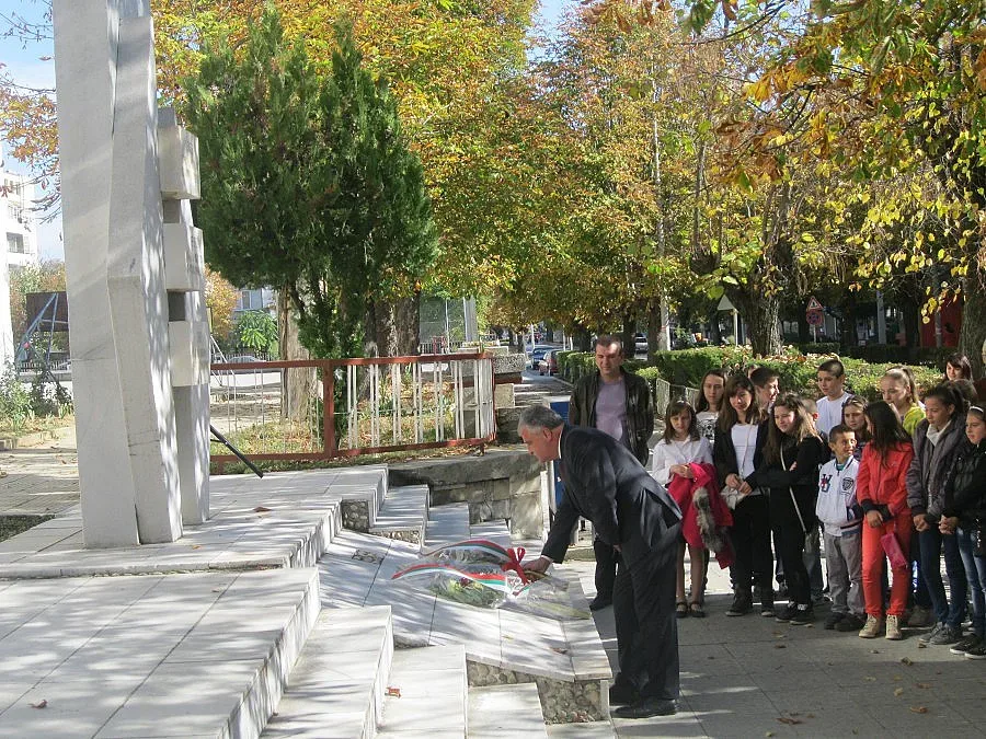 Отрупаха с цветя паметниците в Гоце Делчев