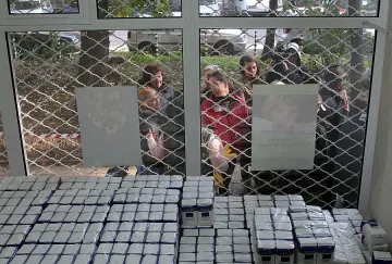 Общинари молят старци да трупат храна за зимата