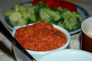 Шейхове мажат филии с наша лютеница