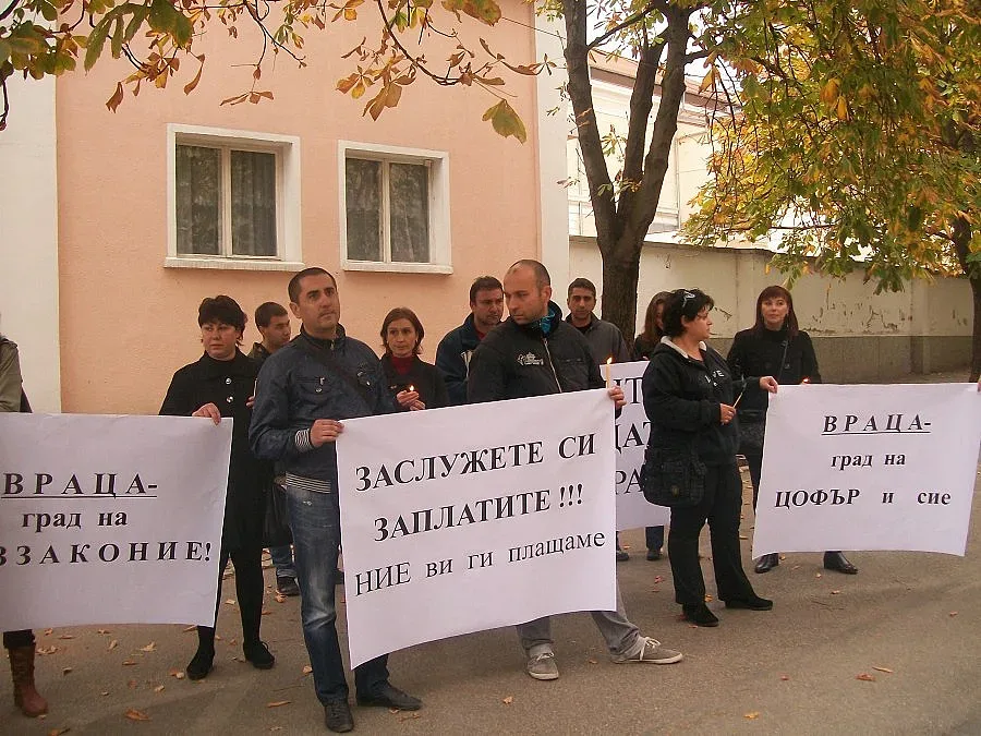 Свещи за Ники и Стефан  пред полицията във Враца