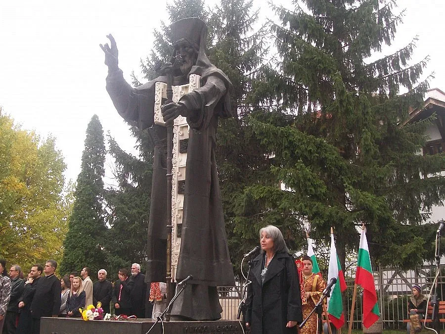 Попова призовава за човеколюбие, разум и спокойствие