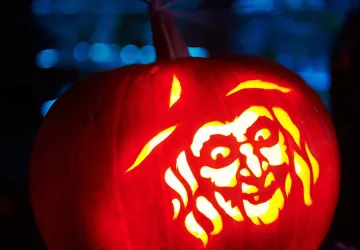 Ученик лежи с комоцио след Хелуин