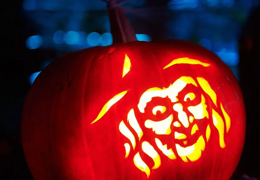 Ученик лежи с комоцио след Хелуин