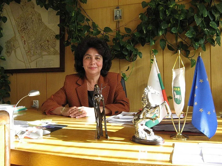 Кмет почете пенсионирани учители и читалищни деятели