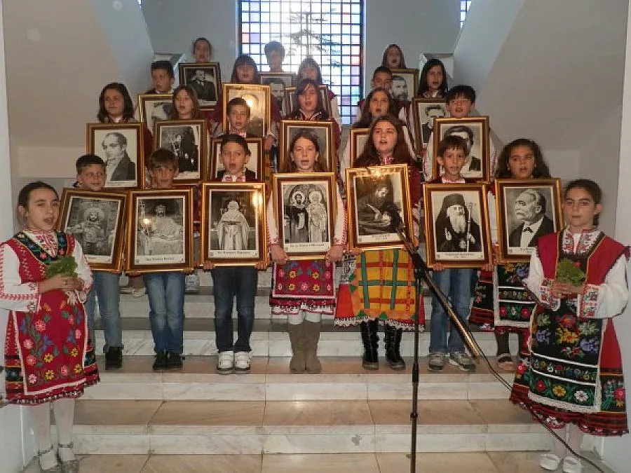 Децата от Кърджали почитат народните будители