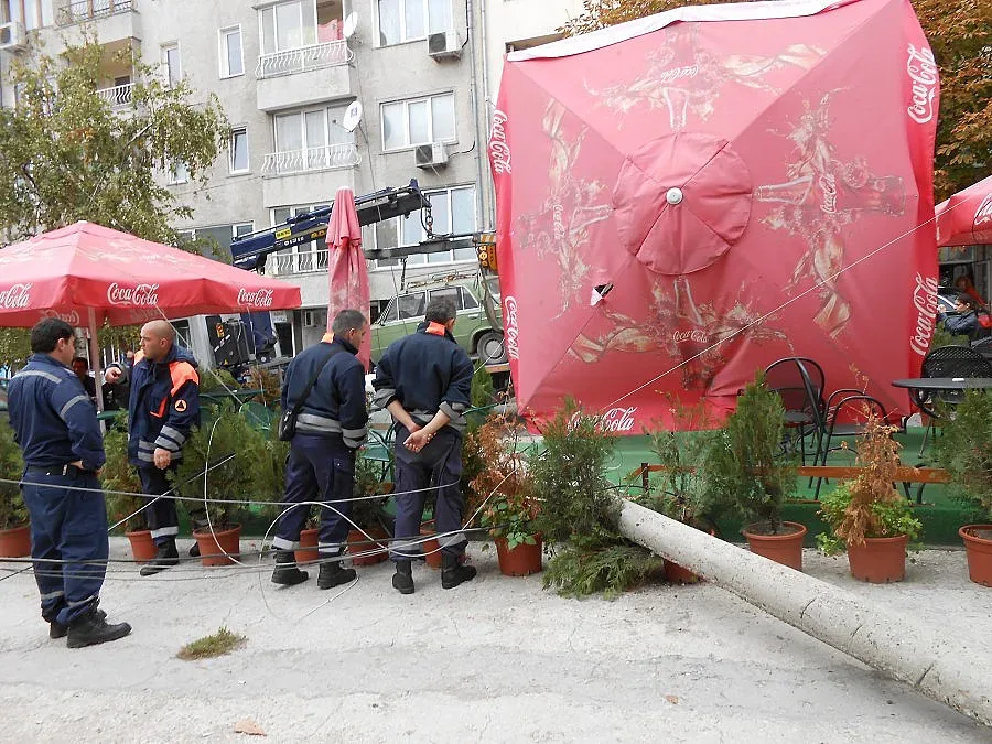 Паяк събори стълб върху кафене във Варна