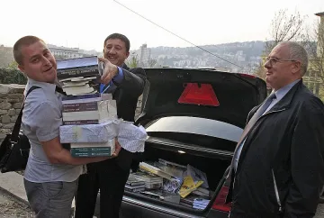 Депутати носят книги на ръце в деня на Будителите