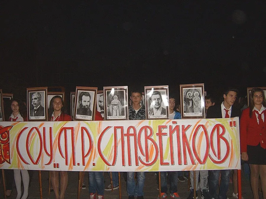 С факелно шествие ученици честват народните будители