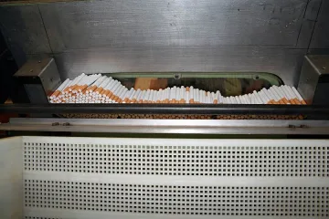 Полицаи иззеха над 4100 къса цигари от две къщи