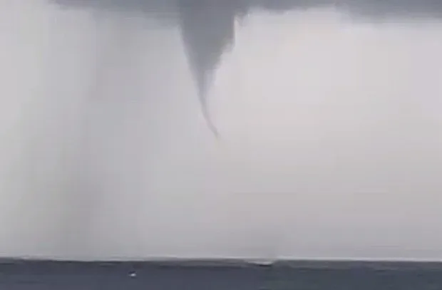 Торнадо на морето! Къде е опасността