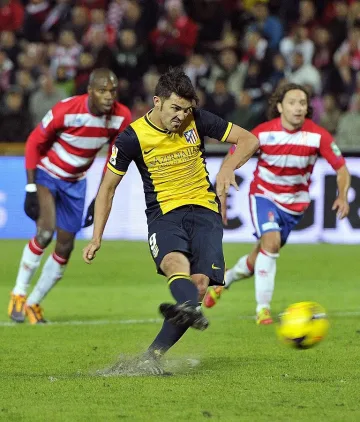 ВИДЕО: Атлетико на точка зад Барса след две дузпи 