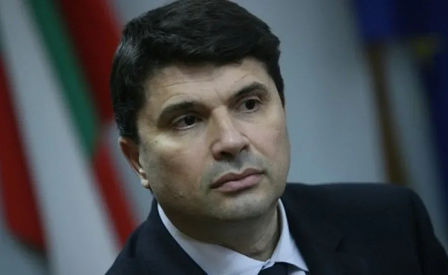 Инженер от ДАНС пуска бръмбарите