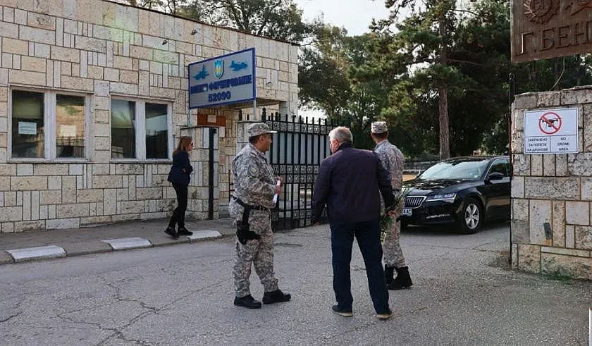 Не пуснаха медиите на изпращането на двамата пилоти