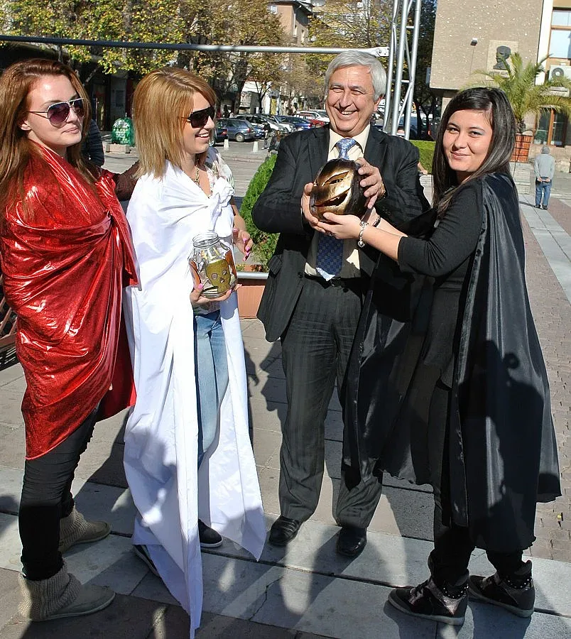 Хелоуински базар събра пари за бежанците