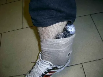 Иранец крие опиат увит около около глезените