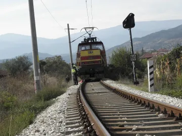 Влак блъсна камион в Благоевградско