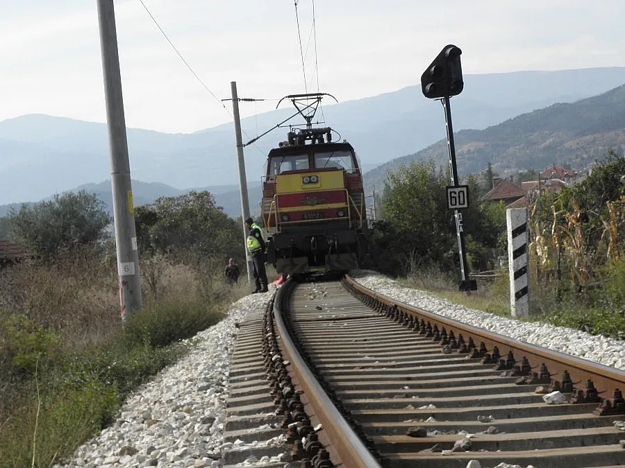 Влак блъсна камион в Благоевградско