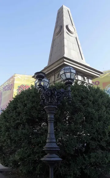 Търсят виновни за паметника на Апостола